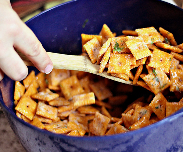 We're Addicted to This Dill & Cheese Cracker Mix! thegoodstuff